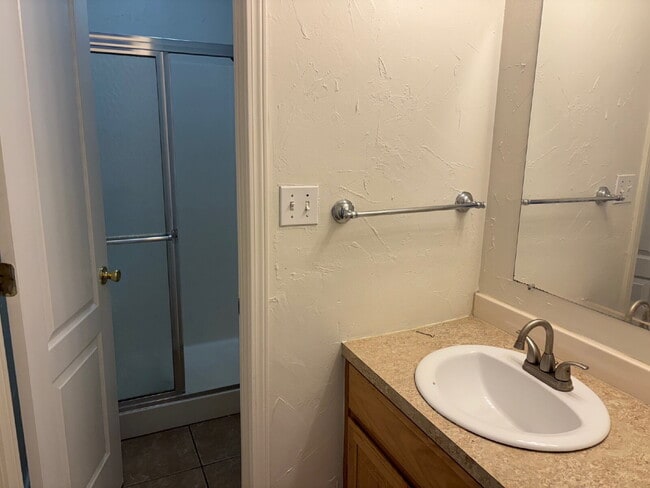 Building Photo - Two Bedroom 2 Full bath 11sqft Duplex for ...