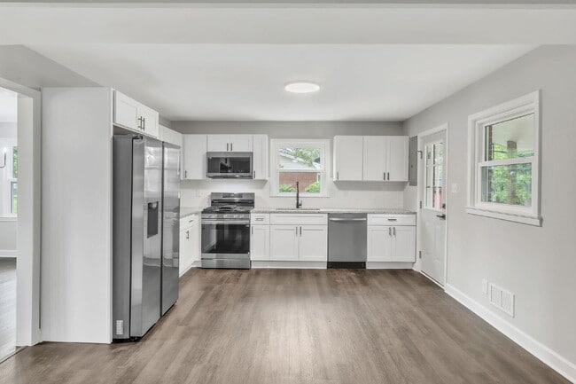 Building Photo - "Charming 3-Bedroom Spartanburg Retreat wi...