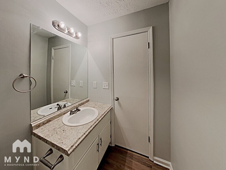 Building Photo - 3709 Summit Dr NW