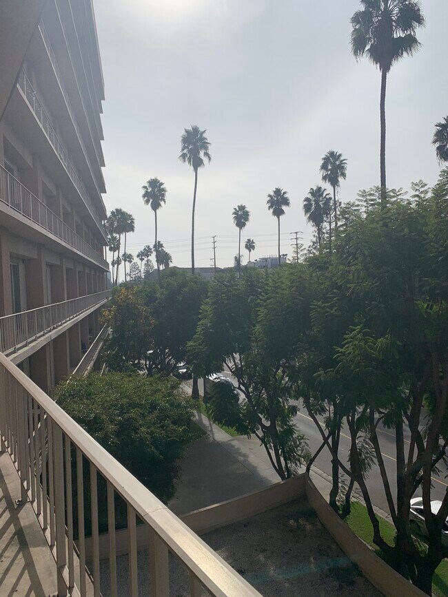 Building Photo - 100 S Doheny Dr