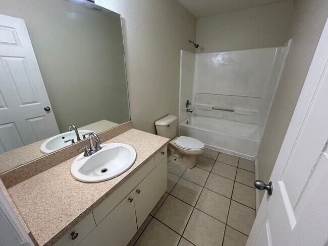 Building Photo - 3 bedroom, 2 bathroom Sarasota home, plus garage and beautiful lot, conveniently located near Dow...