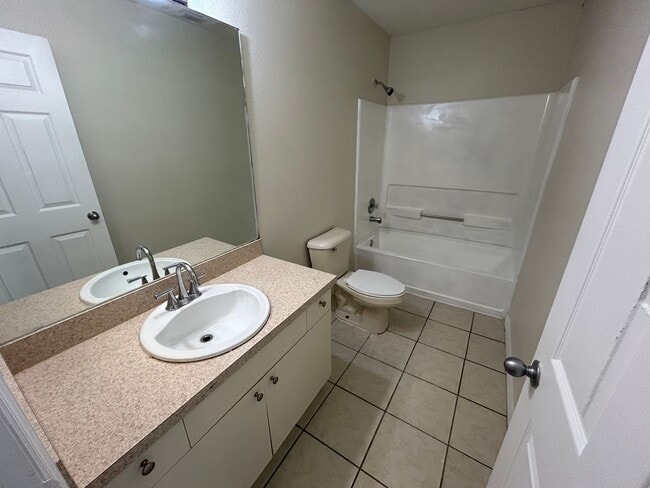 Building Photo - 4 bedroom, 2 bathroom Sarasota home, plus garage and beautiful lot, conveniently located near Dow...