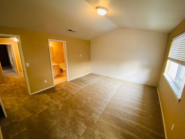 Building Photo - Charming Van Mall Condo