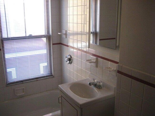 Building Photo - 95 Bartlett St