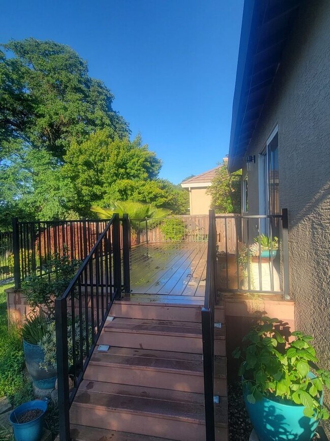 Building Photo - "Coveted Comfort: Spacious 4-Bed, 3-Bath H...
