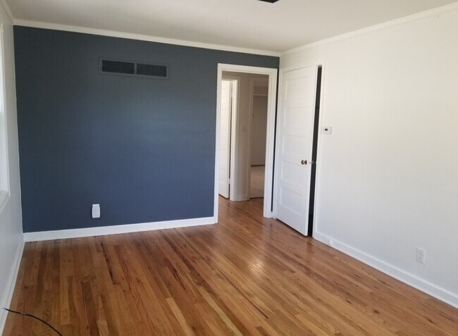 Building Photo - 5519 NW Radial Hwy