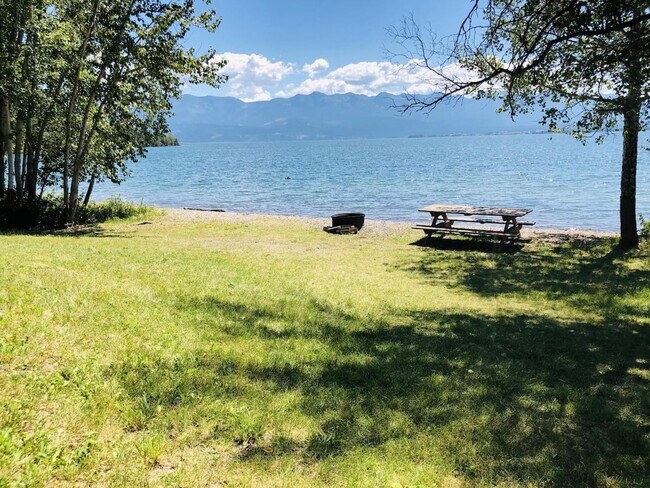 Building Photo - Log Home with close public lake access - A...