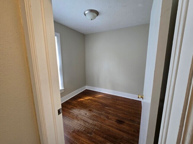 Building Photo - 3 Bedroom House