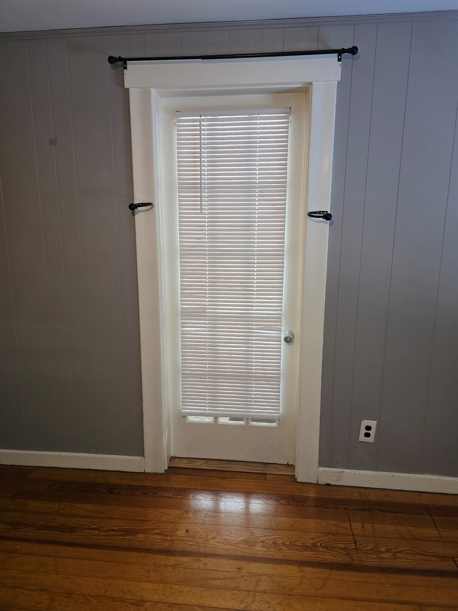 Door to sun room off living room - 10 Forest St