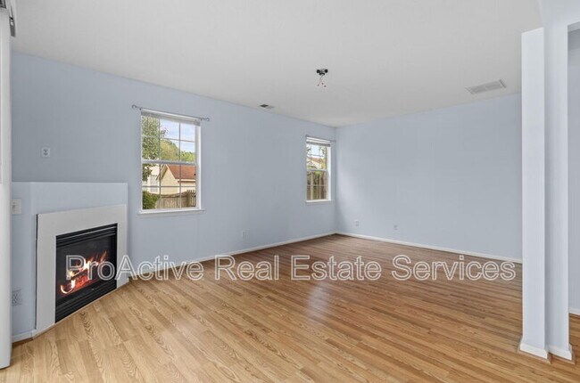 Building Photo - 11 Camellia Ln