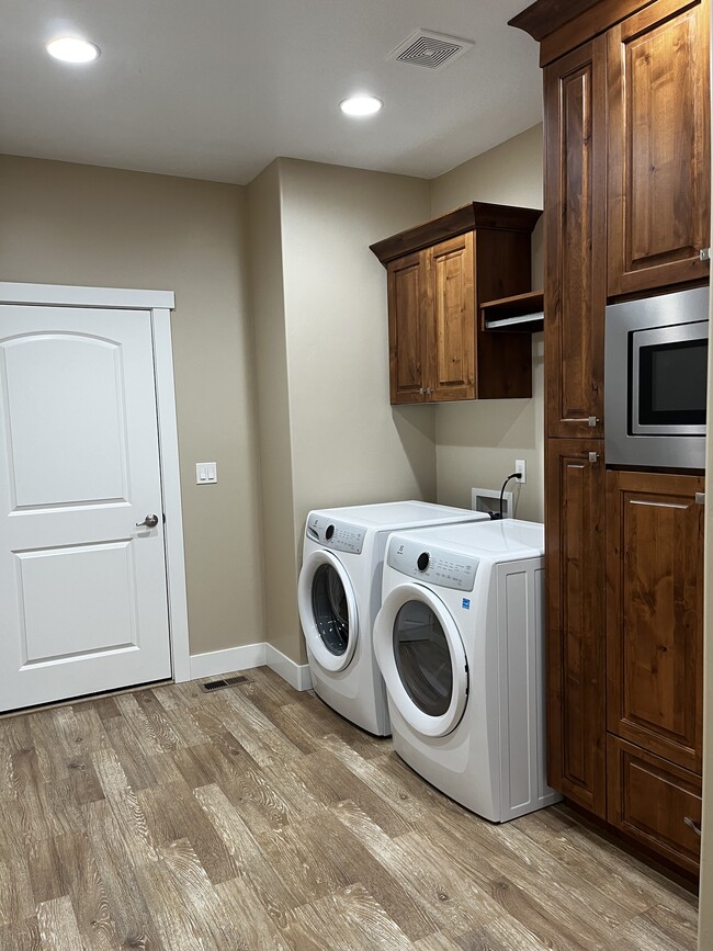 Building Photo - 4940 Willow Ln