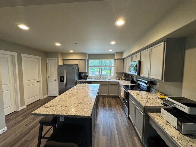 Building Photo - Modern 3BR / 2.5BA Townhome in Port Orchard – Spacious, Bright, and Conveniently Located