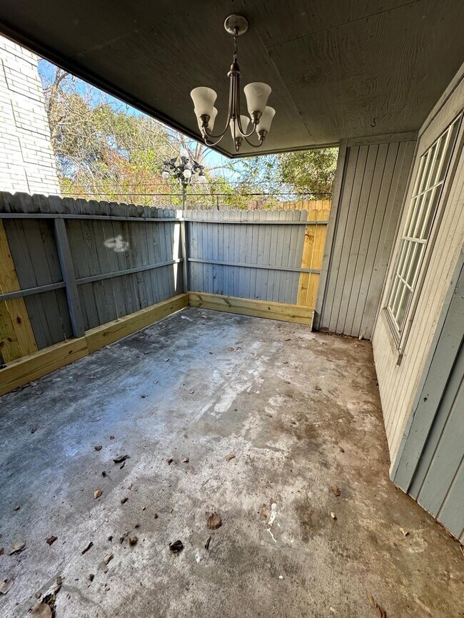 Building Photo - 9797 Leawood Blvd