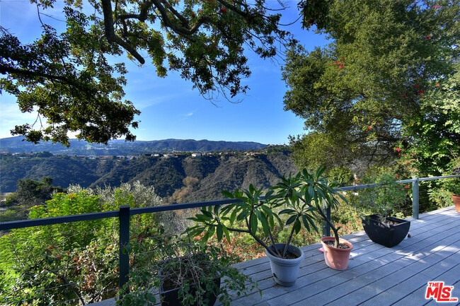 Building Photo - 2145 Linda Flora Dr