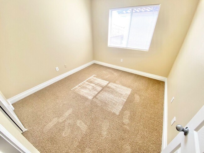 Building Photo - BEAUTIFUL 3 BEDROOM 2.5 BATHROOM 2 CAR GAR...