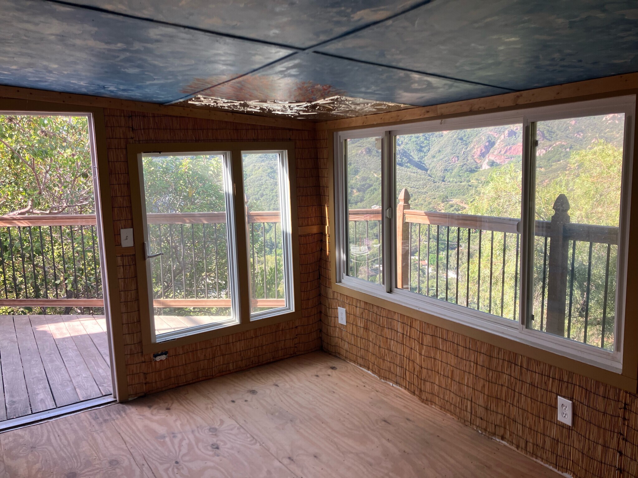 Building Photo - 1875 Topanga Skyline Dr