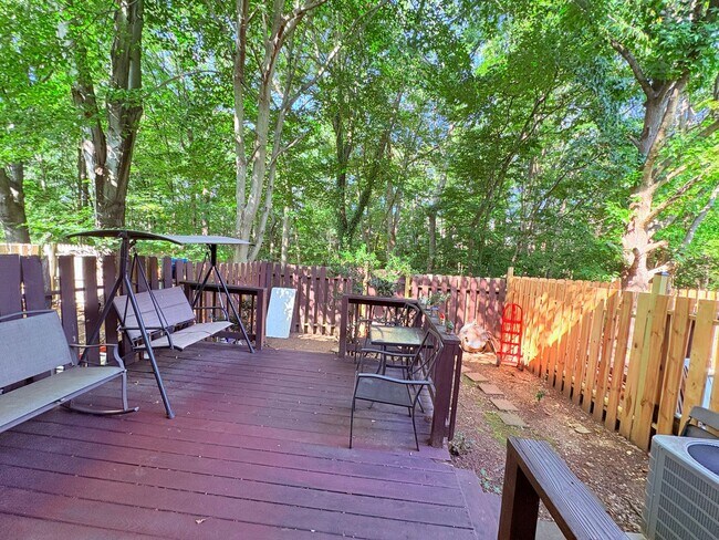 Building Photo - Beautifully updated 3BR/2.5BA townhome in ...
