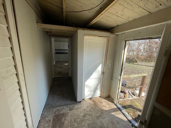 Building Photo - Newly Remodeled 3-Bedroom House