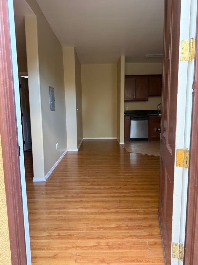 Building Photo - 2071 Vista Del Mar Ave