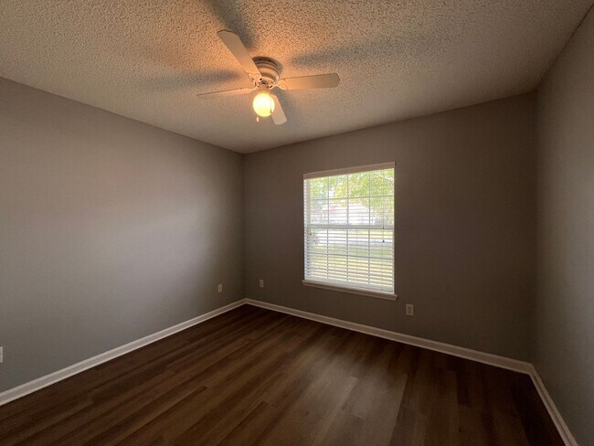Building Photo - ** COMING SOON ** FENCED Three Bedroom in Watermill