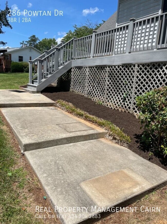 Building Photo - Spacious 3 Bedroom 2 Bath With 2 Car Garag...