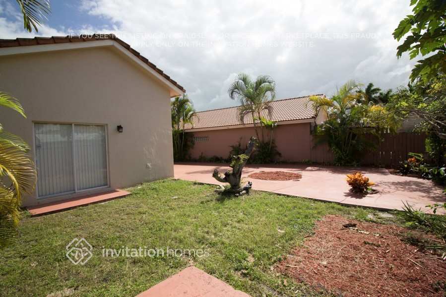 Building Photo - 1906 SW 123rd Ave