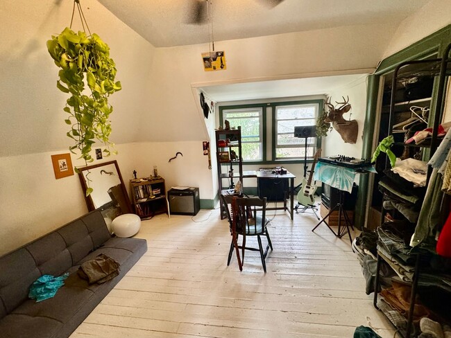 Building Photo - Newly renovated spacious 4 bedroom home in...