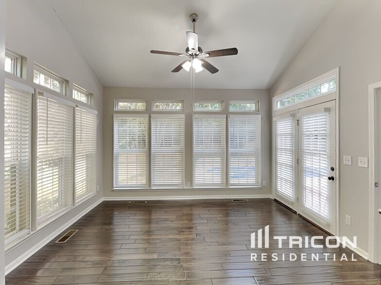 Building Photo - 15510 Robsart Ct