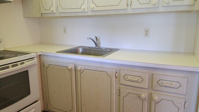 Building Photo - 134 Windsor G