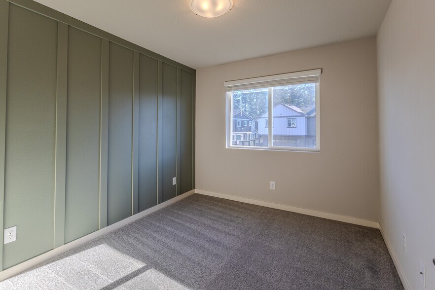 Building Photo - 6280 SE Genrosa St