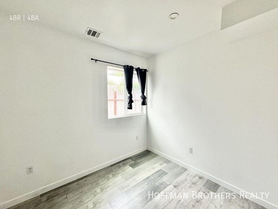 Building Photo - 156 N Mariposa Ave