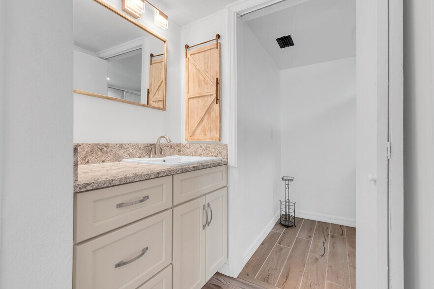 Master bath - 1051 S Highland St