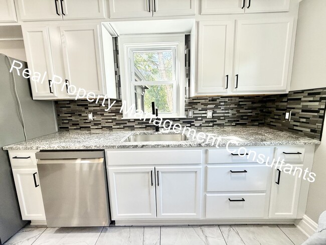 Building Photo - Beautifully Renovated 3-Bedroom, 2-Bath Ho...
