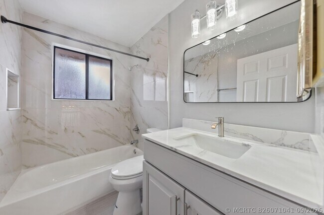 Building Photo - 476 NW 38th Terrace