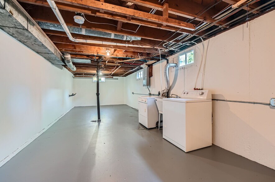 Building Photo - 821 NE Holman St