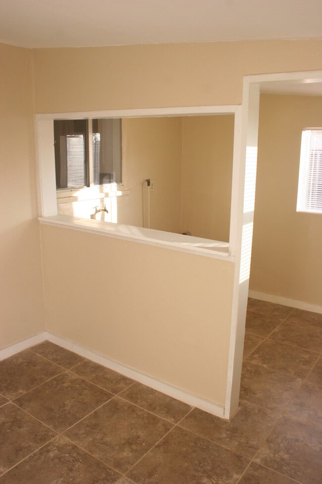 Building Photo - 3 bd 1 bath Southeast 93307 Mt. Vernon & V...