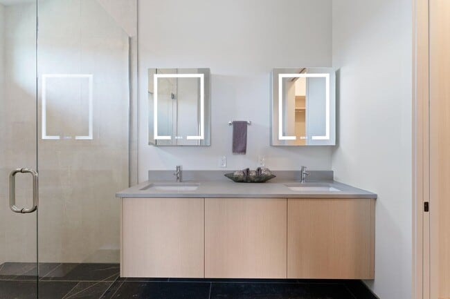 Building Photo - 4Bed 3.5 Bath - Views - Studio