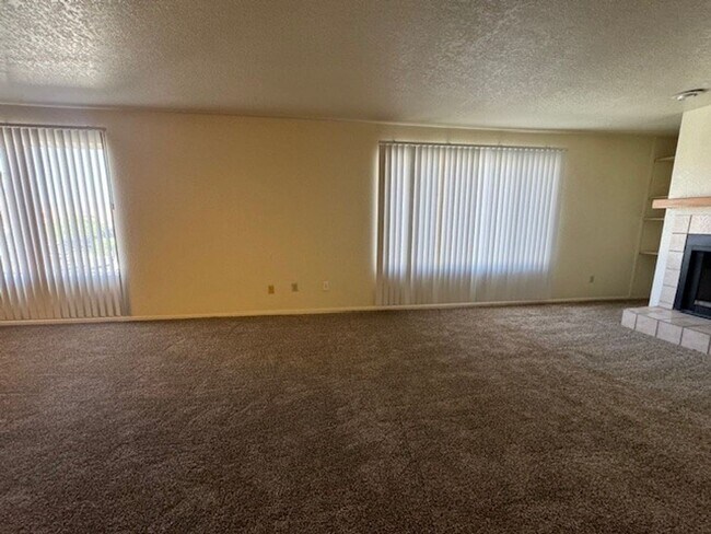 Building Photo - 2BR Condo w/Marina and Dock-Gated Waterfro...