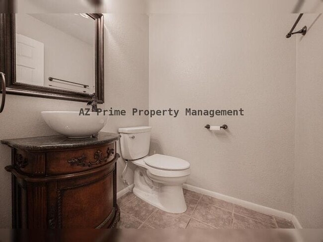 Building Photo - 873 W Tremaine Ave