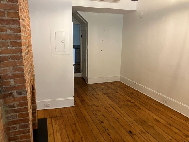 Building Photo - 26 E Vine St