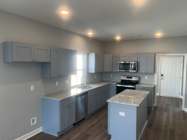 Building Photo - 3 Bed 3 Bath Home