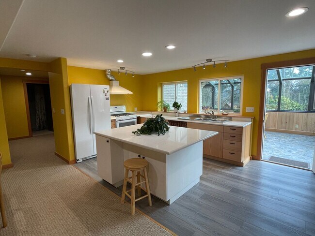 Building Photo - Lovely Furnished Honeymoon Bay Apartment!