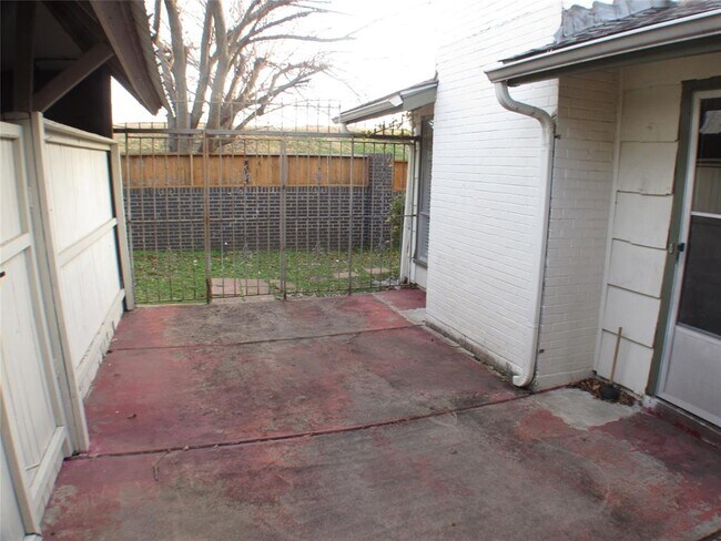 Building Photo - 10406 Shadow Bend Dr
