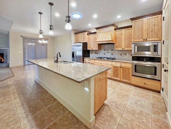 Building Photo - 3349 N Justin Ave