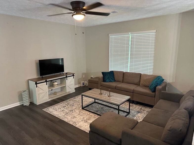 Building Photo - Room in Single Family Home on Newberry Trail