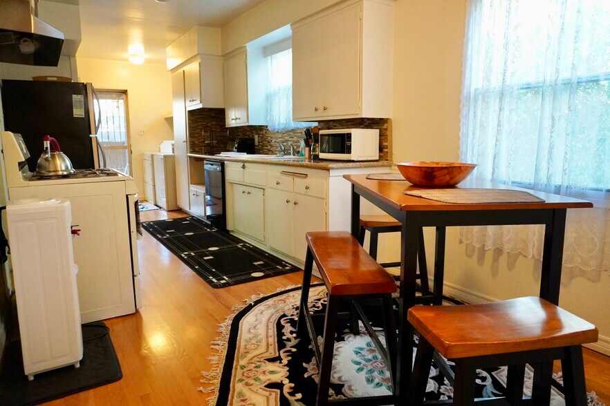 Building Photo - 1220 S Woods Ave