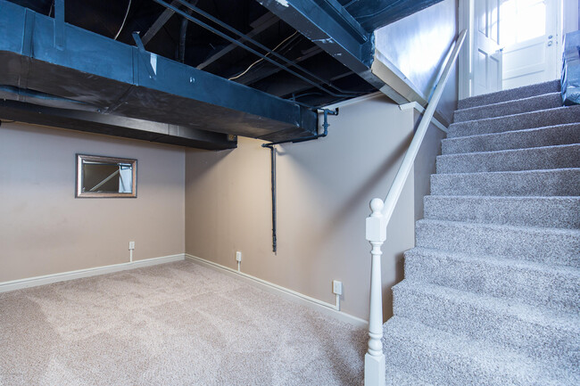 Building Photo - 4016 Hillsboro Rd