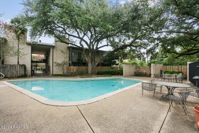 Building Photo - 1008 S College Rd