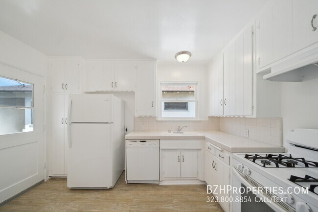 Building Photo - 5301 1/2 Vantage Ave-5301.5