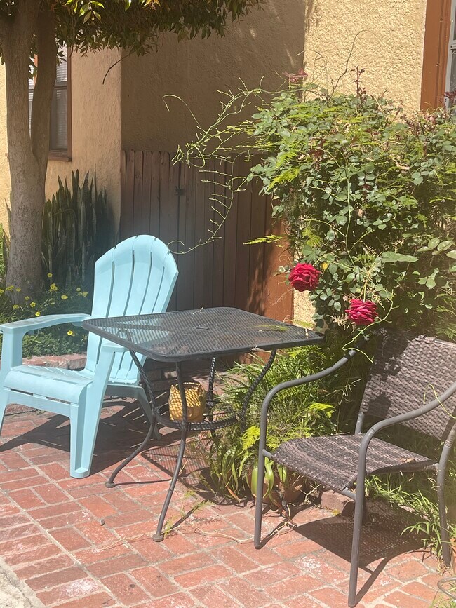 Building Photo - 5031 Bakman Ave